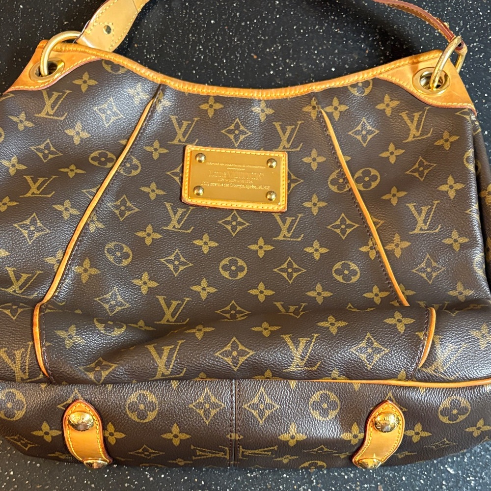 Louis Vuitton Galleria - Picture 6 of 7